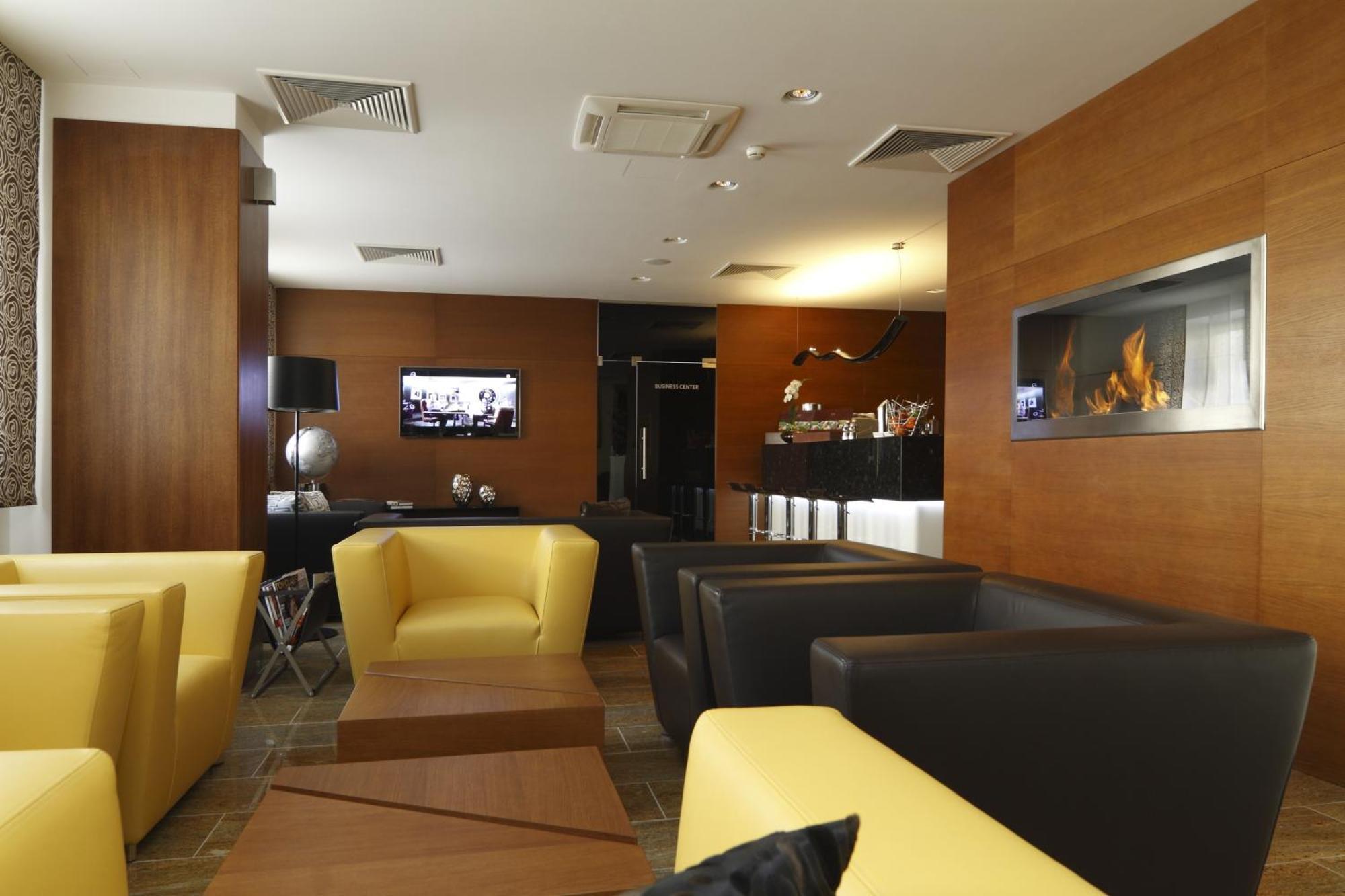 Mikado Hotel Nitra Buitenkant foto