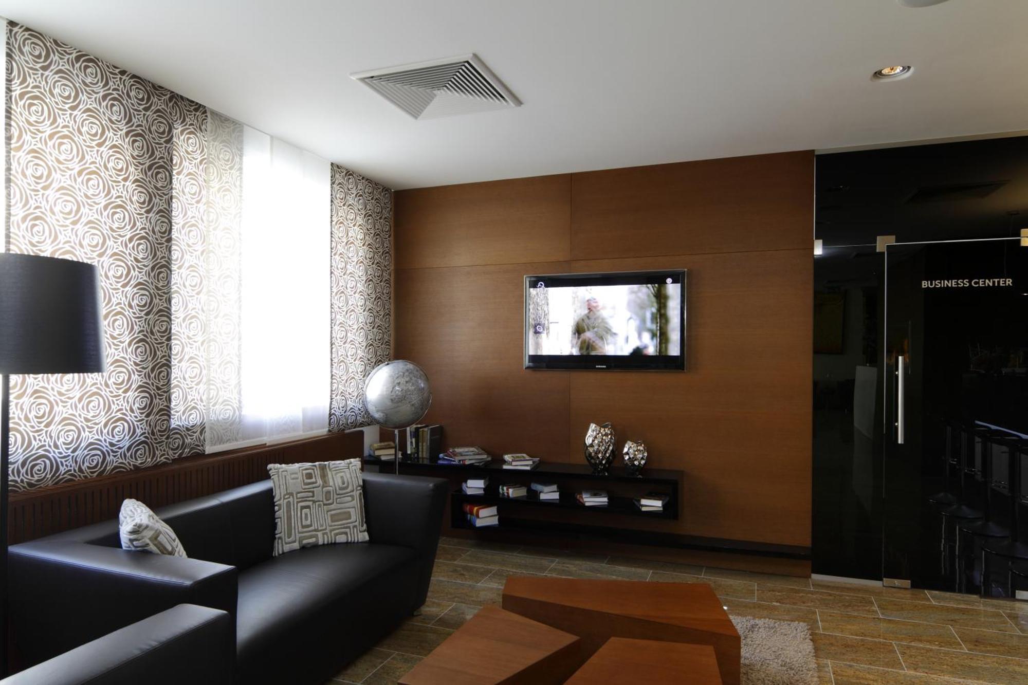 Mikado Hotel Nitra Buitenkant foto