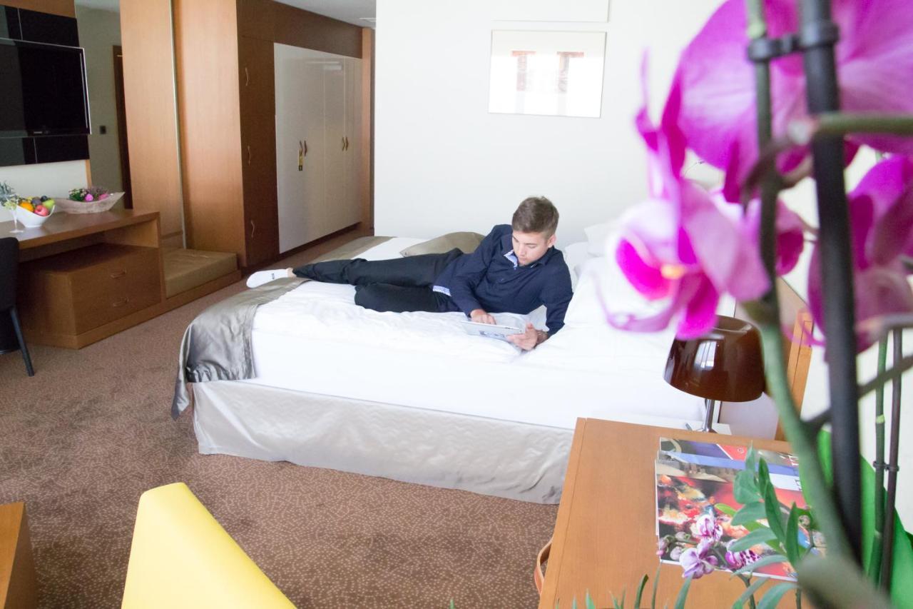 Mikado Hotel Nitra Buitenkant foto