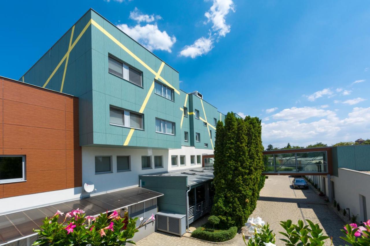 Mikado Hotel Nitra Buitenkant foto